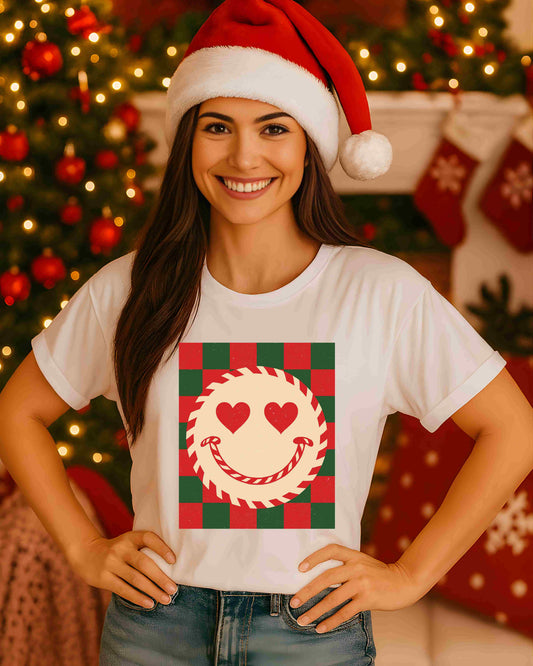 Christmas Smiley Face Shirt – Retro Checkered Holiday Tee for Women & Teens – Cute Heart‑Eyes Smiley Graphic, Festive Christmas Aesthetic Top