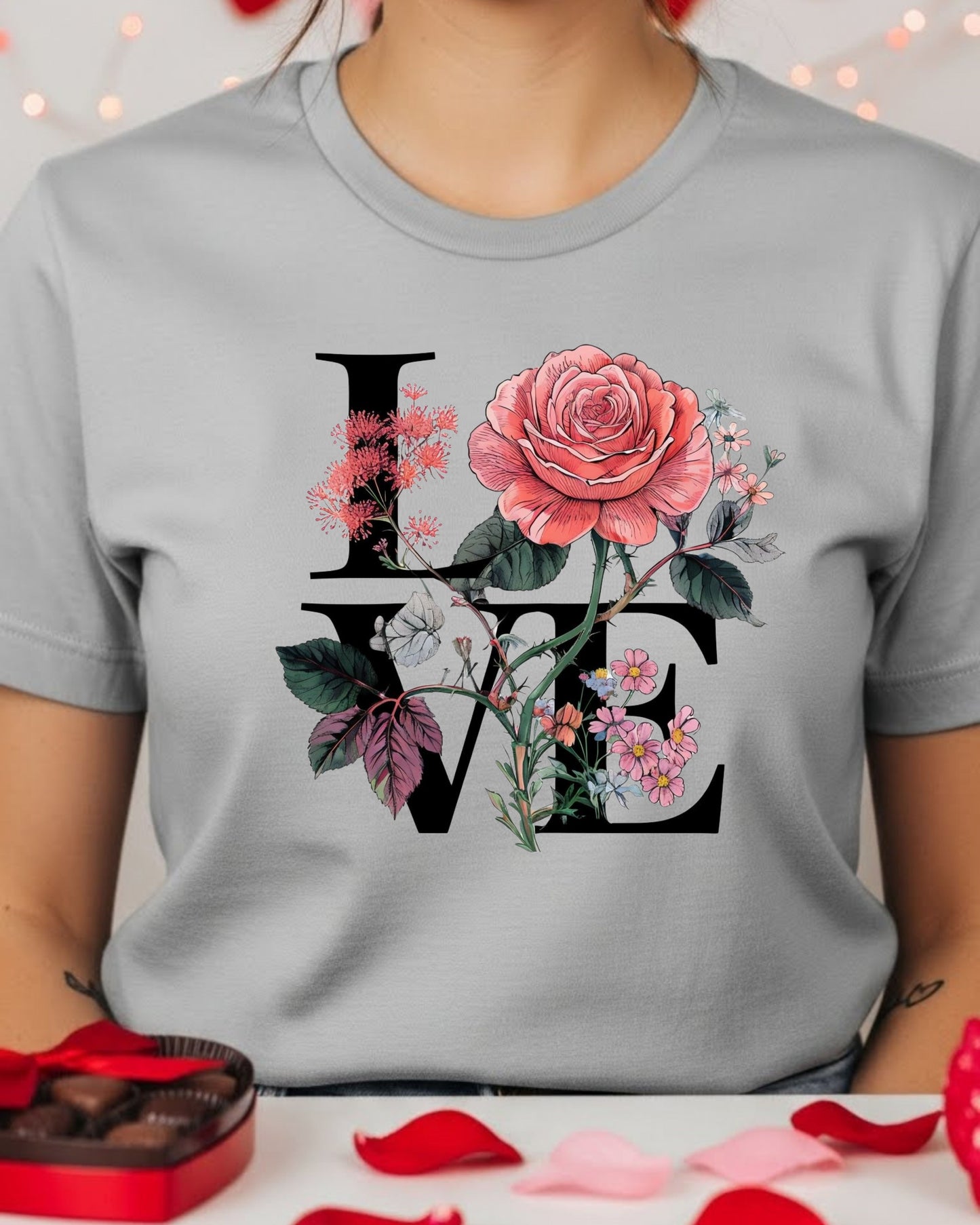 LOVE Floral Shirt – Romantic Flower Graphic Tee for Women – Cute Valentine’s Day T‑Shirt, Botanical Love Design, Aesthetic Spring Top